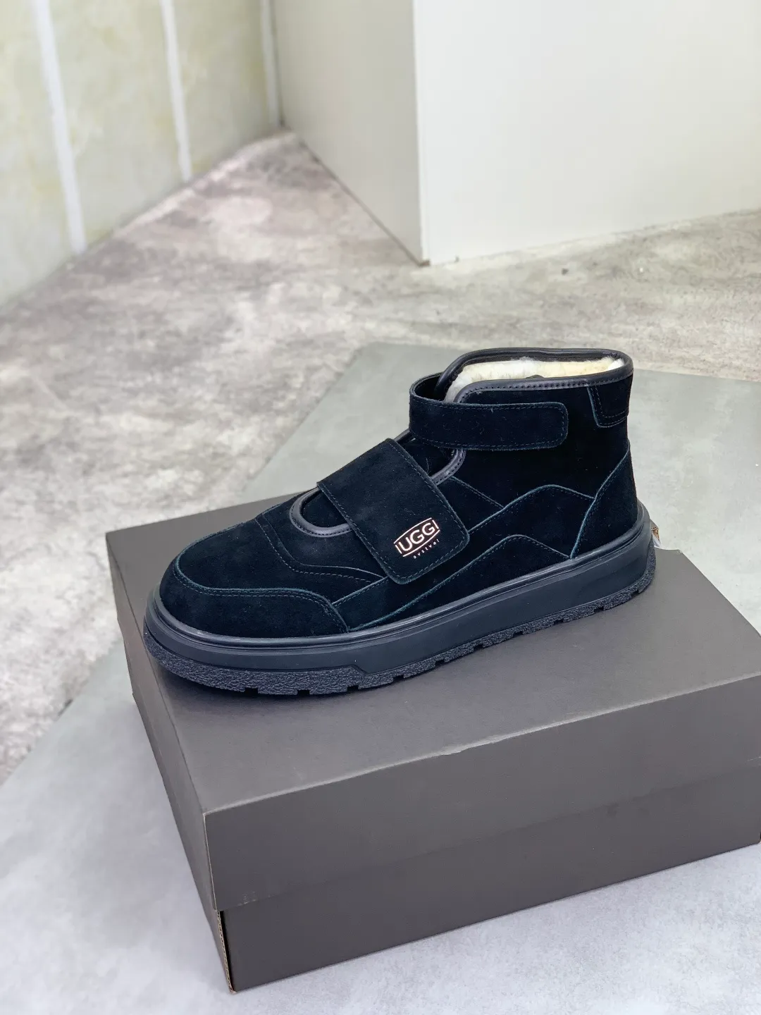 Men's shoes 💰P580 New arrival 🆕🆕🆕 26 New IUGGI Velcro men's shoes Fashionable and casual Velcro men's shoes. First layer suede cowhide + lining wool Rubber outsole Lightweight and non-slip Size: 39-44 Color: three colors